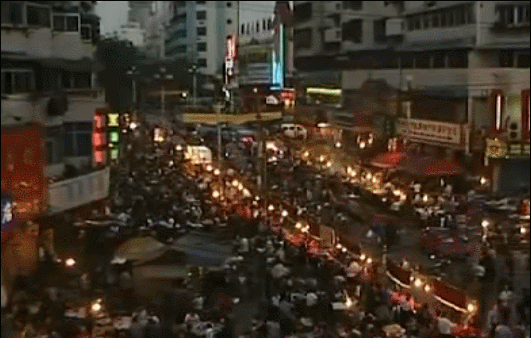 蚂虾街最热闹的时候，路边所有的空地都被摆上桌凳