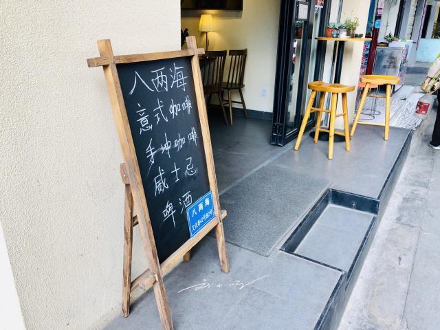 咖啡馆吧台装修风格图片_咖啡馆吧台怎么样做_咖啡吧台布置