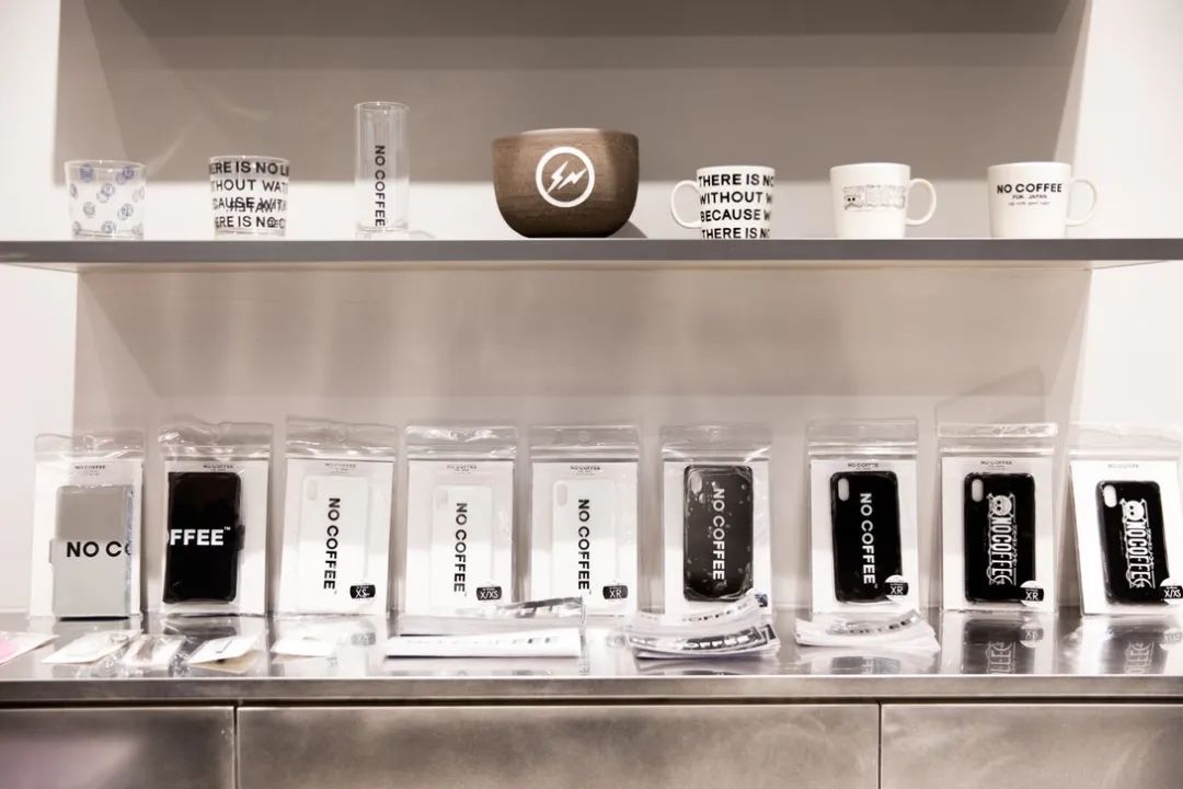 这家咖啡店，卖酒、甜品、匡威和藤原浩的杯子